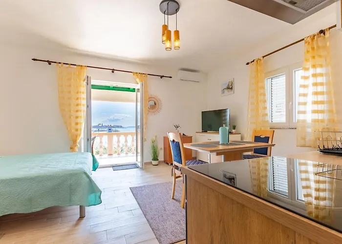 Appartement Mare-more W Balcony And Front And View