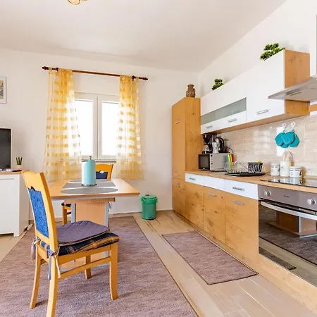 Mare-more W Balcony And Front And View شقة *